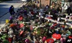 Seorang pria berlutut pada 2 Juni 2022, di depan sebuah tempat untuk memperingati korban penembakan di Sekolah Dasar Robb pada 24 Mei, di Uvalde, Texas. (Foto: AP/Eric Gay)