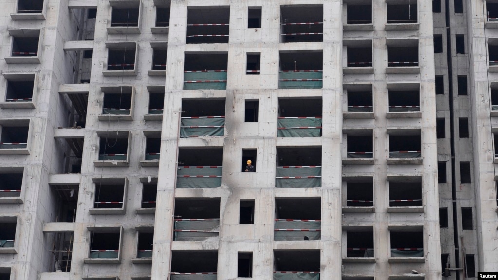 资料照：中国山西太原一处没有完工的公寓住宅楼盘。（2010年10月21日）(photo:VOA)