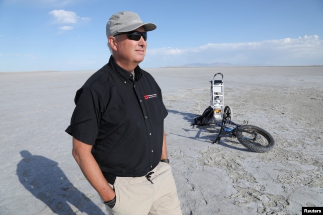 Kevin Perry, a professor of atmospheric sciences at the University of Utah, stands on the dried out lakebed of Farmington Bay of the Great Salt Lake near Syracuse, Utah, U.S., July 1, 2022. (REUTERS/Nathan Frandino)