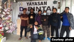 Hendro (kedua dari kiri) bersama pengurus Yayasan DeBintal yang lain merupakan para eks-napiter yang telah sukses menjalani deradikalisasi (Courtesy Yayasan DeBintal)