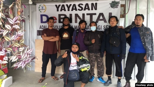 Hendro (kedua dari kiri) bersama pengurus Yayasan DeBintal yang lain merupakan para eks-napiter yang telah sukses menjalani deradikalisasi (Courtesy Yayasan DeBintal)
