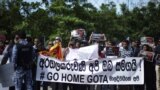 Shtetasit e Sri Lankës që jetojnë në Maldive protestojnë në qytetin Male, kundër ardhjes së ish-Presidentit Gatabaya Rajapaka, pas largimit të tij nga vendi.<br />
&nbsp;