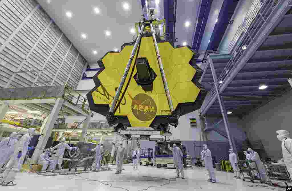 &nbsp;تلسکوپ فضایی جیمز وب قبل از اعزام به ماموریت (سال ۲۰۱۷)