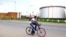 ARCHIVES - Un homme fait du vélo près des installations de la Société ivoirienne de raffinage, le 16 novembre 2016, à Abidjan.