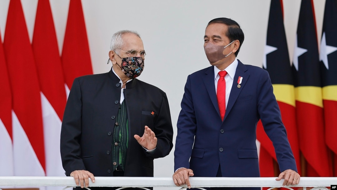 Presiden Timor Leste Jose Ramos-Horta (kiri) bersama Presiden Indonesia Joko Widodo, dalam pertemuan di Istana Kepresidenan Bogor, Jawa Barat, Selasa, 19 Juli 2022. (Willy Kurniawan/ Pool Photo via AP)