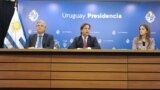 Tổng thống Uruguay Luis Lacalle Pou (giữa) phát biểu tại Dinh Tổng thống 