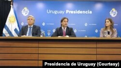 Tổng thống Uruguay Luis Lacalle Pou (giữa) phát biểu tại Dinh Tổng thống 