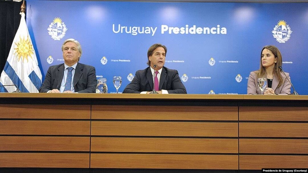 El presidente uruguayo Luis Lacalle Pou (centro) junto al canciller Francisco Bustillo (izquierda) y Carolina Ache Batlle, viceministra de Relaciones Exteriores de Uruguay en el Palacio Presidencial en Montevideo, Uruguay. Miércoles, 13 de julio de 2022. 