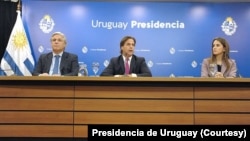 El presidente uruguayo Luis Lacalle Pou (centro) junto al canciller Francisco Bustillo (izquierda) y Carolina Ache Batlle, viceministra de Relaciones Exteriores de Uruguay en el Palacio Presidencial en Montevideo, Uruguay. Miércoles, 13 de julio de 2022. 