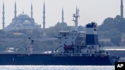 Kapal kargo Razoni melintasi Selat Bosphorus di Istanbul, Turki, Rabu, 3 Agustus 2022. (Foto: AP)