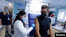 Tareco Timothy menerima vaksin cacar monyet di sebuah klinik kesehatan di Fire Island-Cherry Grove, New York, pada 15 Juli 2022. (Foto: Reuters/Eduardo Munoz)