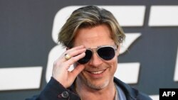 L'acteur américain Brad Pitt pose pour une photo lors d'une avant-première du film Bullet Train à Paris le 18 juillet 2022.