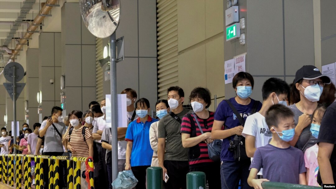 Sejumlah warga mengantre giliran untuk menjalani tes COVID-19 di Makau, China, pada 4 Juli 2022. (Foto: Reuters/John Mak)