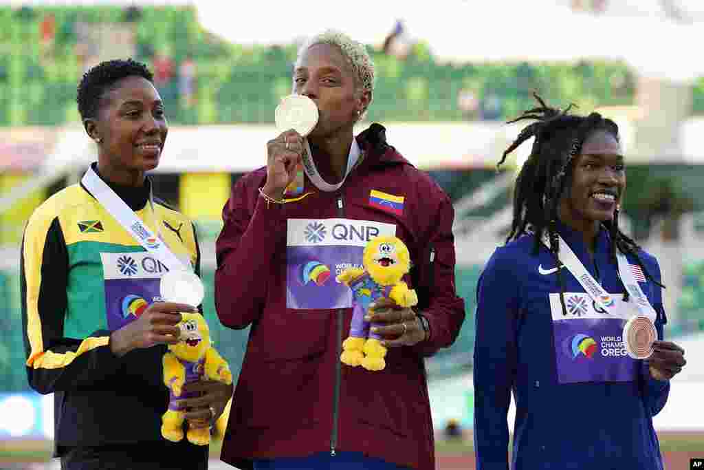 Rojas derrotó con su inalcanzable salto a la jamaicana Shanieka Ricketts, que debió conformarse con la medalla de plata con un brinco de 14,89 metros. La estadounidense Tori Franklin, mientras, obtuvo el bronce con récord de 14,72.