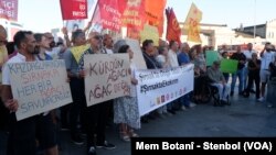Protesto kirina birînana daristanên Şernexê li Stenbolê