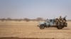  Des soldats burkinabè patrouillent à bord d'un pick-up sur la route de Dori au camp de réfugiés de Goudebo, le 3 février 2020. 