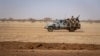 Soldats burkinabés patrouillant à bord d'une camionnette sur la route reliant Dori au camp de réfugiés de Goudebo le 03 février 2020. (AFP)