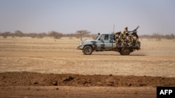 Soldats burkinabés patrouillant à bord d'une camionnette sur la route reliant Dori au camp de réfugiés de Goudebo le 03 février 2020. (AFP)