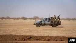 Des militaires burkinabè en patrouille dans une zone rurale, le 3 février 2020.