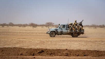 Des soldats burkinabés patrouillent à bord d'un pick-up sur la route de Dori au camp de réfugiés de Goudebo, le 03 février 2020 .(Archives)