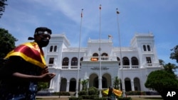 斯里蘭卡的抗議民眾準備撤離之前佔領的總理辦公室（2022年7月14日）