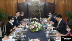 Menteri Luar Negeri RI Retno Marsudi (kiri) menerima delegasi Myanmar yang dipimpin oleh Menteri Luar Negeri Bangladesh Abul Kalam Abdul Mukmin di kantor Kementerian Laur Negeri RI di Jakarta, 18 Juli 2022. (Twitter/@Menlu_RI)