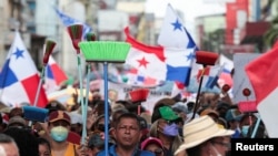 Un manifestante sostiene una escoba durante una protesta para exigir que el gobierno intervenga para frenar la inflación y bajar los precios del combustible y los alimentos, en la Ciudad de Panamá, Panamá, el 12 de julio de 2022.