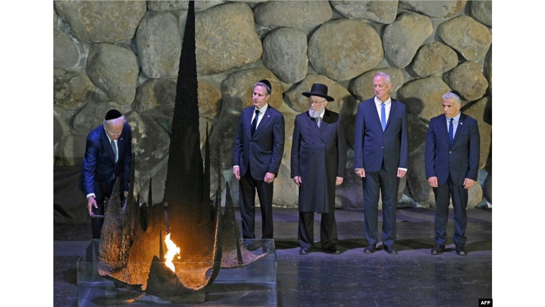 Presiden AS Joe Biden (kiri) saat upacara yang dihadiri oleh (kiri ke kanan) Menteri Luar Negeri AS Antony Blinken, Ketua Dewan Yad Vashem Rabi Israel Meir Lau, Menteri Pertahanan Israel Benny Gantz dan Perdana Menteri sementara Yair Lapid , di Aula Peringatan Pusat Peringatan Holocaust Yad Vashem di Yerusalem pada 13 Juli 2022. (Foto: AFP)