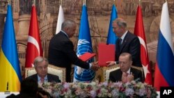 土耳其總統埃爾多安、聯合國秘書長古特雷斯在伊斯坦布爾多爾瑪巴赫切宮主持有關烏克蘭穀物輸出的《黑海倡議》的簽字儀式。 (2022年7月22日)