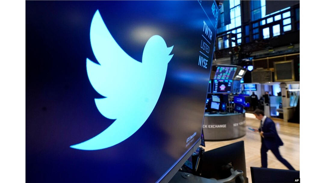 Logo Twitter terlihat di lantai Bursa Efek New York pada 29 November 2021 ini. (Foto: AP)