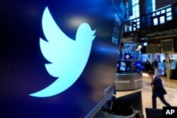 Logo Twitter terlihat di lantai Bursa Efek New York pada 29 November 2021 ini. (Foto: AP)