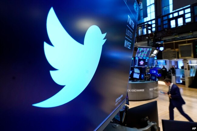 Logo Twitter terlihat di lantai Bursa Efek New York pada 29 November 2021 ini. (Foto: AP)