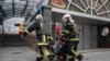 Фото: рятувальники насуть пораненого після російської атаки, ринок Барабашово, Харків. 21 липня 2022 року. (AP Photo/Євген Малолетка)
