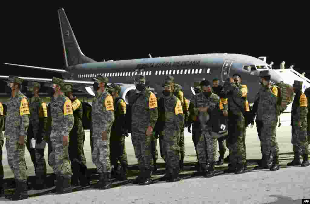 Miembros del ejército mexicano llegan al aeropuerto internacional Juan Gualberto Gómez en la provincia de Matanzas, Cuba, el 6 de agosto de 2022. (Foto de YAMIL LAGE / AFP)