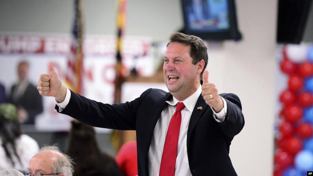 Anggota parlemen AS dari negara bagian Maryland, Dan Cox meluapkan kegembiraannya dengan mengacungkan jempol setelah memenangkan pemilihan pendahuluan Partai Republik untuk jabatan gubernur Maryland, 19 Juli 2022, di Emmitsburg, Md. (Ric Dugan/The Frederick News-Post via AP)