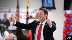 El legislador de Maryland, Dan Cox, saluda al ingresar a una fiesta de victoria después de ganar las primarias republicanas para gobernador de Maryland, el martes 19 de julio de 2022 por la noche, en Emmitsburg, Maryland. (Ric Dugan/The Frederick News-Post vía AP)