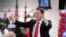 El legislador de Maryland, Dan Cox, saluda al ingresar a una fiesta de victoria después de ganar las primarias republicanas para gobernador de Maryland, el martes 19 de julio de 2022 por la noche, en Emmitsburg, Maryland. (Ric Dugan/The Frederick News-Post vía AP)