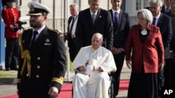 El papa Francisco acompañado de la gobernadora general Mary Simon, a la derecha, y el primer ministro Justin Trudeau al centro, llega a la Citadelle de Quebec, el miércoles 27 de julio de 2022, en Quebec, Canadá. (AP Foto/John Locher)