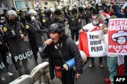Peruanos protestan contra el gobierno del presidente Pedro Castillo durante el Día de la Independencia de Perú en Lima, el 28 de julio de 2022.