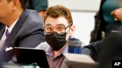 Le tireur du lycée Marjory Stoneman Douglas, Nikolas Cruz, regarde pendant la phase de sanction de son procès au palais de justice du comté de Broward à Fort Lauderdale, le 18 juillet 2022.