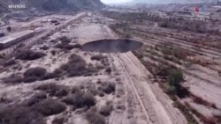 Չիլիի իշխանությունները հետաքննում են պղնձի հանքի մոտ գտնվող առեղծվածային հսկա անցքը_1.mp4