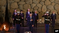 El presidente de los Estados Unidos, Joe Biden, coloca una corona de flores en el Salón del Recuerdo del Museo Conmemorativo del Holocausto Yad Vashem en Jerusalén, el 13 de julio de 2022.