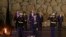 El presidente de los Estados Unidos, Joe Biden, coloca una corona de flores en el Salón del Recuerdo del Museo Conmemorativo del Holocausto Yad Vashem en Jerusalén, el 13 de julio de 2022.