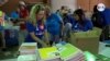  Carolina Ozuna, una voluntaria de "Amigos for Kids", organiza el material escolar para entregar a los más necesitados de Miami, Florida. [Foto: Antoni Belchi/VOA]