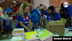  Carolina Ozuna, una voluntaria de "Amigos for Kids", organiza el material escolar para entregar a los más necesitados de Miami, Florida. [Foto: Antoni Belchi/VOA]