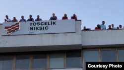 Radnici nikšićke Željezare u štrajku na krovu zgrade (Foto: RTCG)