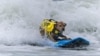 Anjing Berkompetisi di Kejuaran Dunia Selancar Air di California