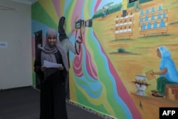 Fathi Mohamed Ahmed, wakil kepala di Bilan Media, perusahaan rintisan Somalia yang seluruhnya dikelola oleh perempuan, difoto di kantor pusat mereka di Mogadishu, 22 Mei 2022. (Hasan Ali Elmi / AFP)