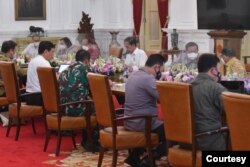 Presiden Jokowi minta percepatan vaksinasi booster bagi masyarakat dan jemaah Haji, saat memimpin Ratas mengenai PPKM, di Istana Merdeka, Jakarta, Senin 18 Juli 2022. (Foto: Humas Rahmat)