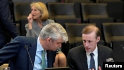 스티븐 러브그로브(왼쪽) 영국 국가안보보좌관이 지난해 10월 벨기에 브뤼셀에서 제이크 설리번 백악관 국가안보보좌관과 대화하고 있다. (자료사진)